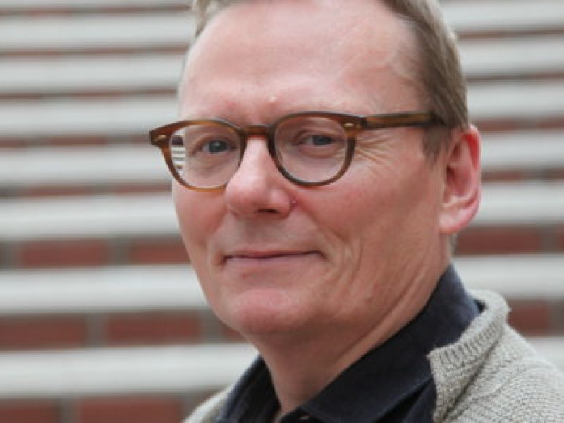 On the interplay between politics and economics